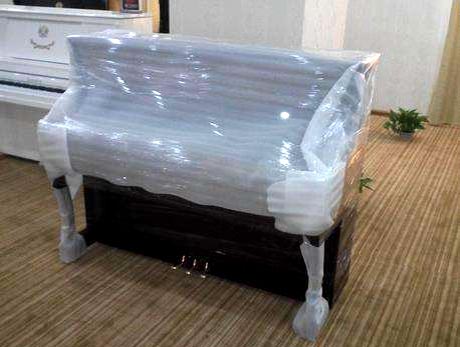 鋼琴的價值不僅在于它的價格，還在于它能發(fā)出動人心弦的樂章，試問，你只是因?yàn)榘崃艘淮渭遥愕匿撉賲s再也不能發(fā)出以前那完美的音符，原因只是搬運(yùn)過程中姿勢沒有擺對造成內(nèi)部零件震動，影響了音準(zhǔn)，你難道不會覺得內(nèi)心幾乎是崩潰的嗎？ 雖然現(xiàn)在許多鋼琴下面安裝有輪子，但是在搬運(yùn)時還需要幾個人將其抬起來再推動。